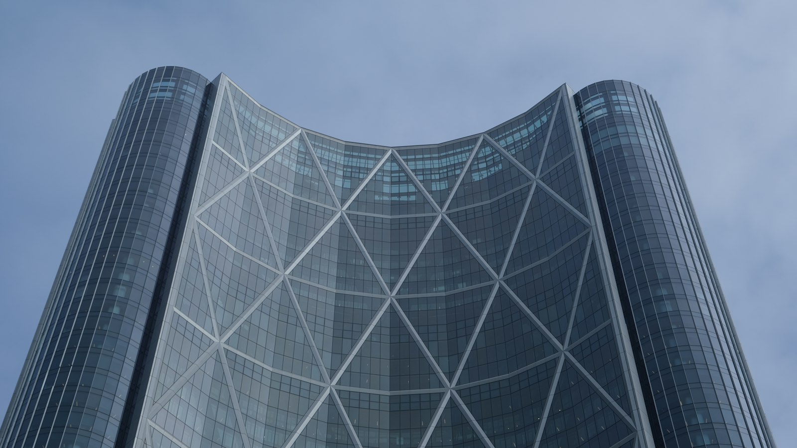 Office tower with a curved glass facade, illustrating the ChatGPT vs Claude vs Copilot choice for business