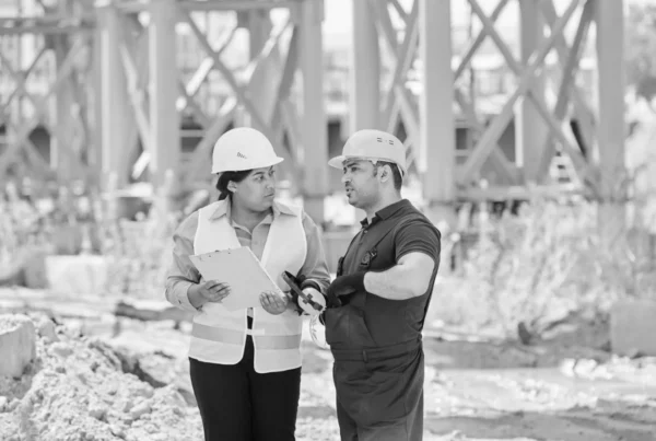 AI agent job description, a site lead briefing a new worker